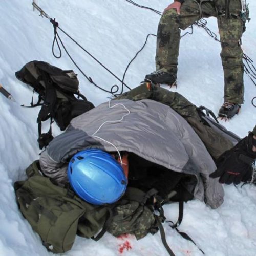 Erste Hilfe und Rettung eines Schwerverletzten in 5.700 m Höhe