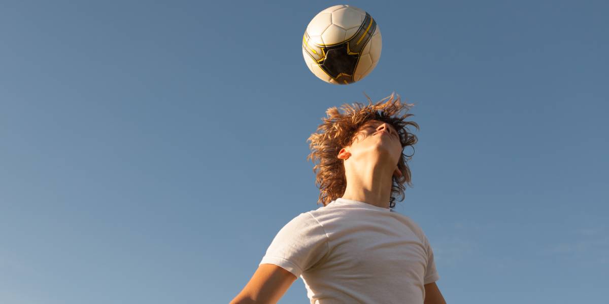 Roll-and-Tuck-Übung zur Prävention von Kopfverletzungen im Jugendfußball